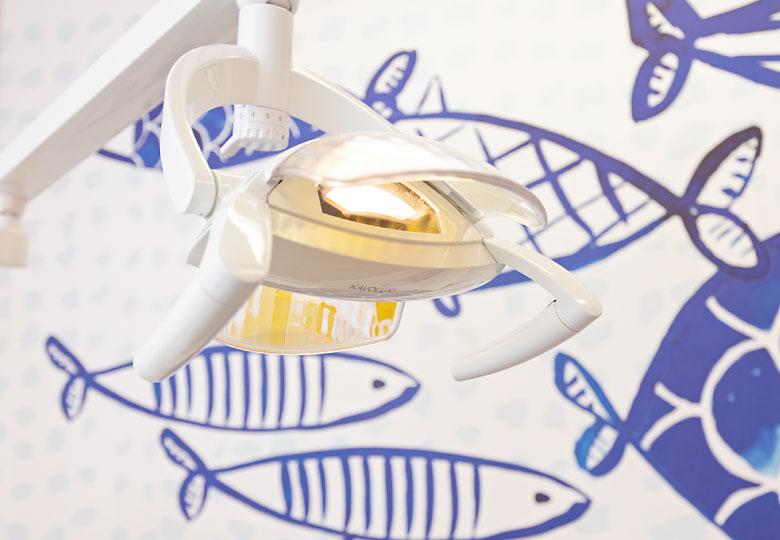 Lampe für die Zähne vor einem bunten Hintergrund.